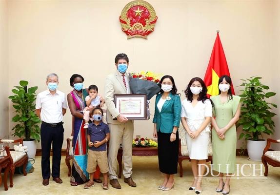  Thứ trưởng Trịnh Thị Thủy, lãnh đạo các đơn vị thuộc Bộ chụp ảnh lưu niệm cùng gia đình ông Michael